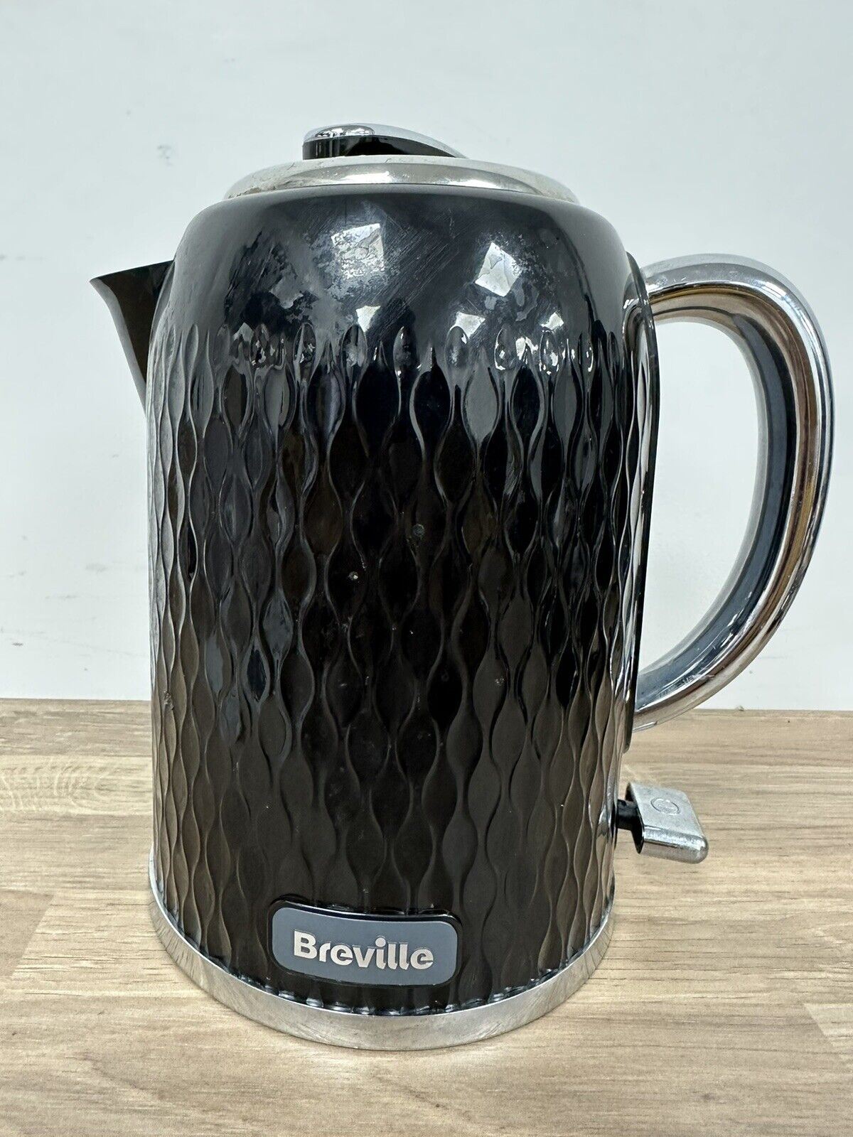 Breville Kitchen Electric VKT017 water Boiler Curve Kettle - Black and Chrome