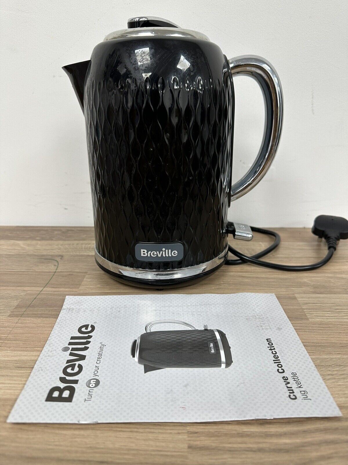 Breville Kitchen Electric VKT017 water Boiler Curve Kettle - Black and Chrome