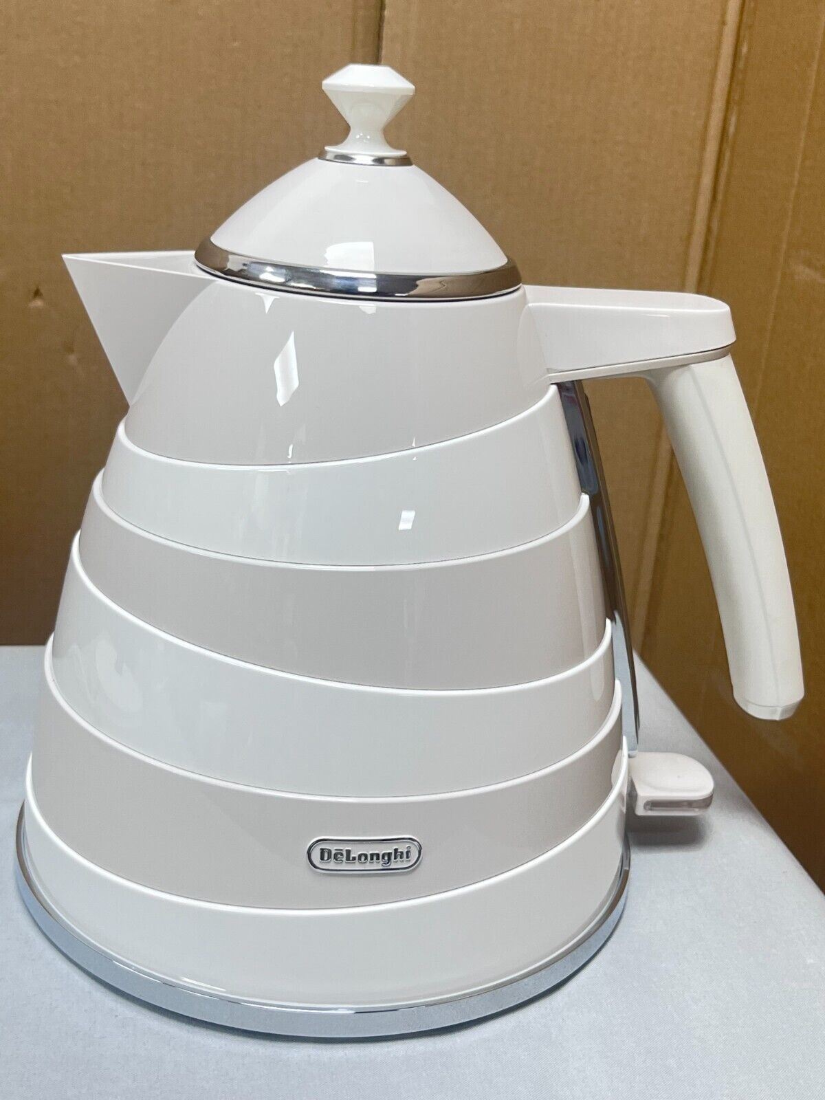 De'Longhi Avvolta Kettle-White & Grey Electric kettle Cordless Stylish kettle