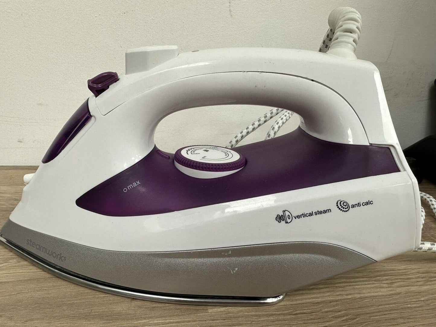 STEAMWORKS STEAM iron ES2325  water refiller prevent limescale clothes steamer